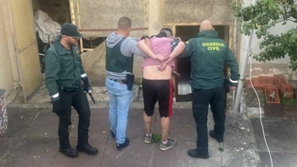 SOVNET: Tyven var åpenbart sliten etter innbruddet. Han la seg nemlig til å sove i huseierens seng. Foto: Guardia Civil