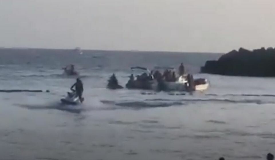 I tillegg til villmannskjøring med vannscooter i badeområdet avfyrte personer også nødbluss og laget bråk. Se video i saken.