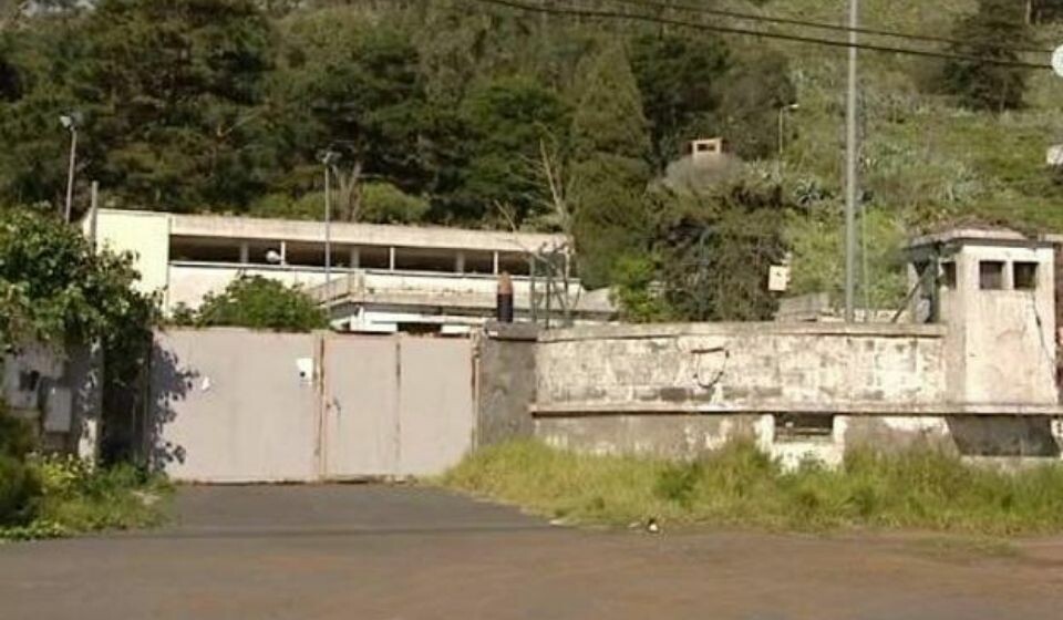 FALLEFERDIG: Forsvarsdepartementet stiller militære brakker i La Laguna til disposisjon, men kommunen mener forholdene er for dårlige. Skjermdump: TV Canarias