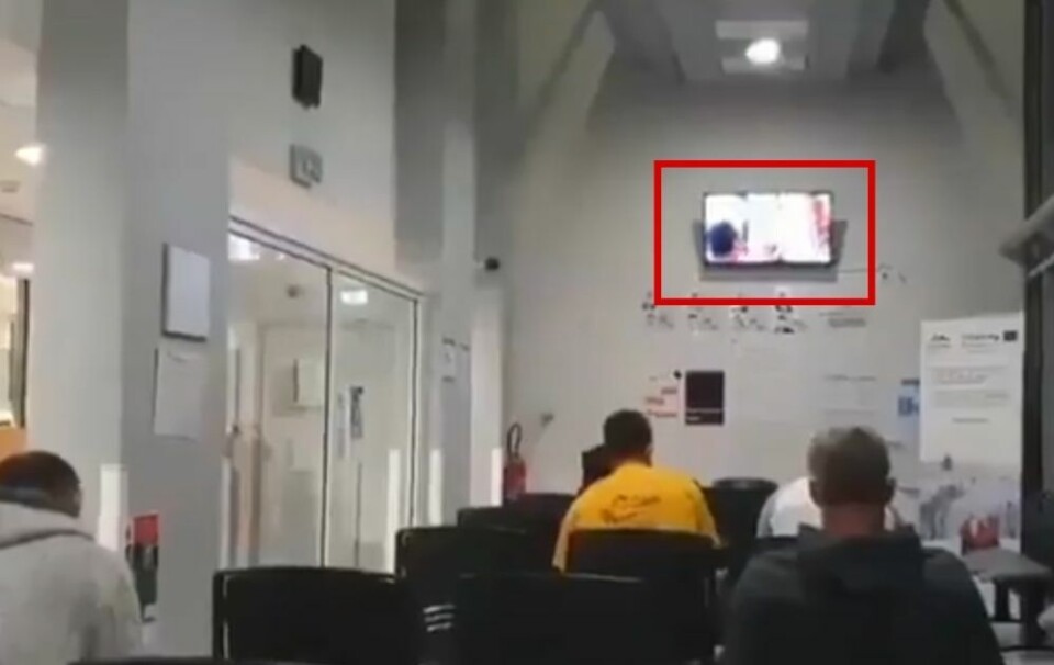 Video: En video av tv-skjermen og de forundrede pasientene har blitt delt på sosiale medier.