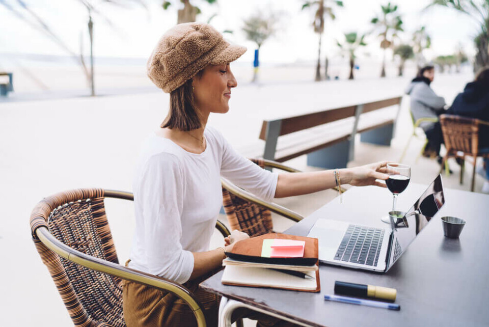 En fristende arbeidsplass for mange – men digitale nomader legger igjen lite penger på utestedene. Foto: GaudiLab/Shutterstock En fristende arbeidsplass for mange – men digitale nomader legger igjen lite penger på utestedene. Foto: GaudiLab/Shutterstock