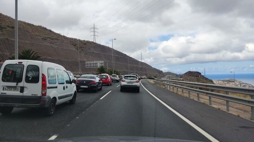 BOM STILLE: En ulykke langs GC-3 har skapt store problemer for trafikken i og rundt Las Palmas denne mandagen.