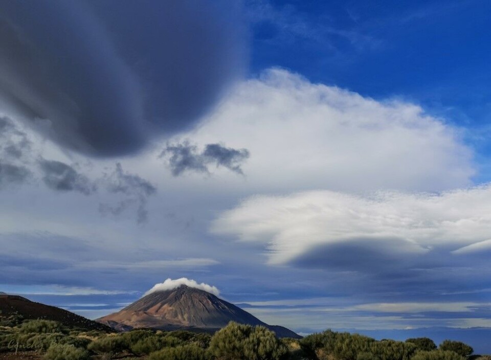 Årets første snø har kommet på Teide. Foto: @AEMET_Izana