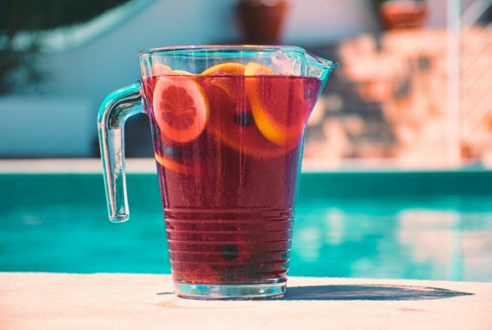 HERLIG OG SOMMERFRISK: Hva er vel bedre enn et glass avkjølende og frisk sangria ved bassengkanten? Foto: Nlewis99/Shutterstock