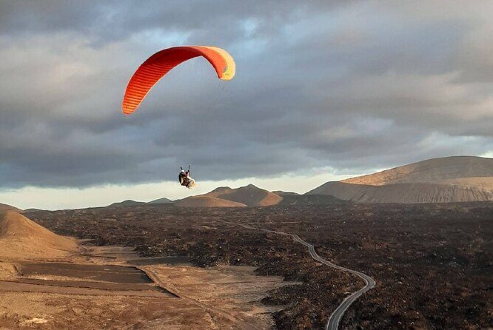 En paraglider i Timanfaya på Lanzarote. Foto: Lanzafly