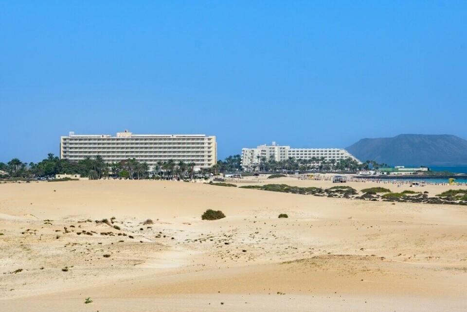 Hotel Oliva Beach har lenge vært kontroversielt på grunn av beliggenheten. Foto: Kristof Bellens/Shutterstock