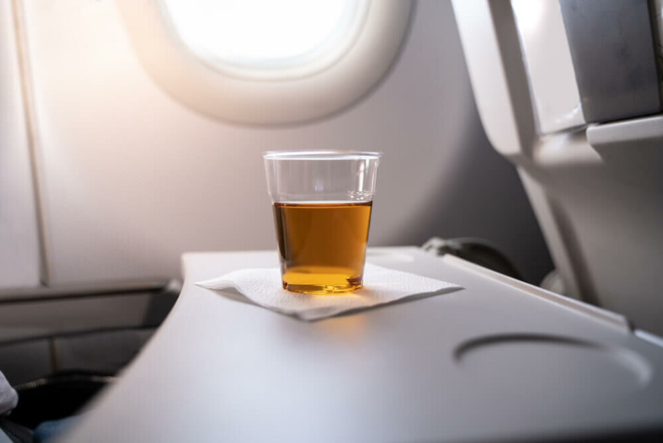 SLÅR ALARM: Forskere advarer mot å drikke alkohol på flyet. Foto: Andrey Popov/Shutterstock