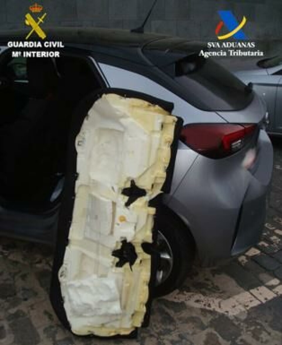 Mannen skjulte angivelig narkotikaen under en dobbel bunn i bagasjerommet på leiebilen sin. Foto: Guardia Civil Mannen skjulte angivelig narkotikaen under en dobbel bunn i bagasjerommet på leiebilen sin. Foto: Guardia Civil