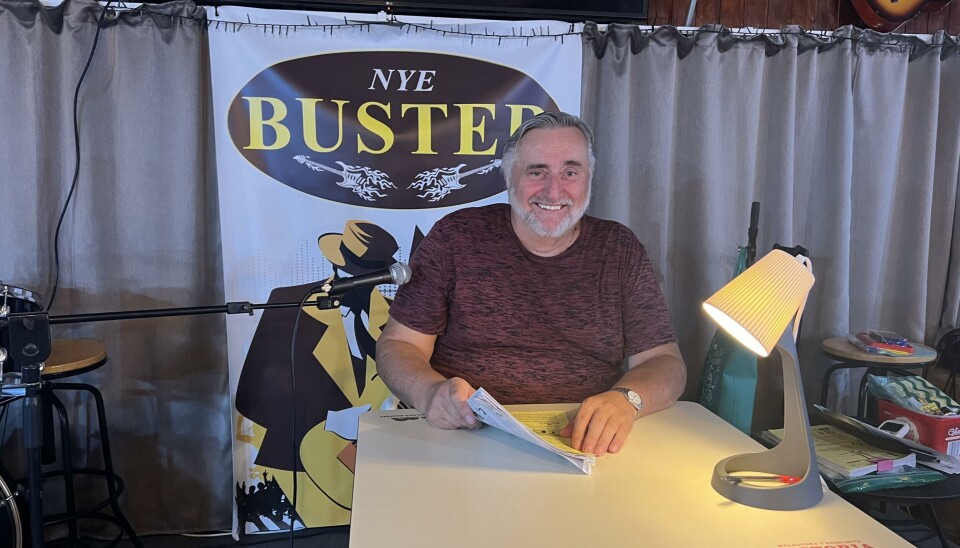 QUIZMASTER: Kurt Chetkowski holdt mandag sin faste mandagsquiz på baren i Arguineguín.