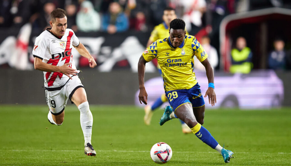 DUELL: Las Palmas spiller Essugo får kontroll over ballen.