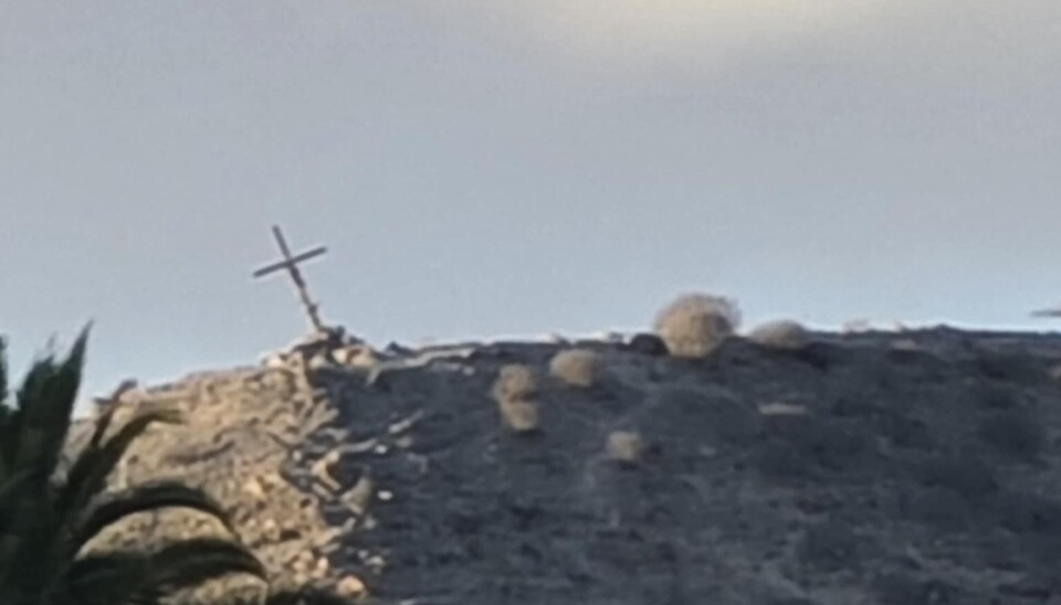 SKJEVT: Korset har veltet igjen. Det populære turmålet henger stadig vekk på halv tolv. SKJEVT: Korset har veltet igjen. Det populære turmålet henger stadig vekk på halv tolv.