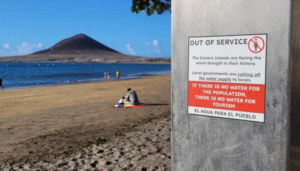 PROTEST: Dette skiltet ble hengt opp på over 70 stranddusjer på Kanariøyene denne lørdagen.