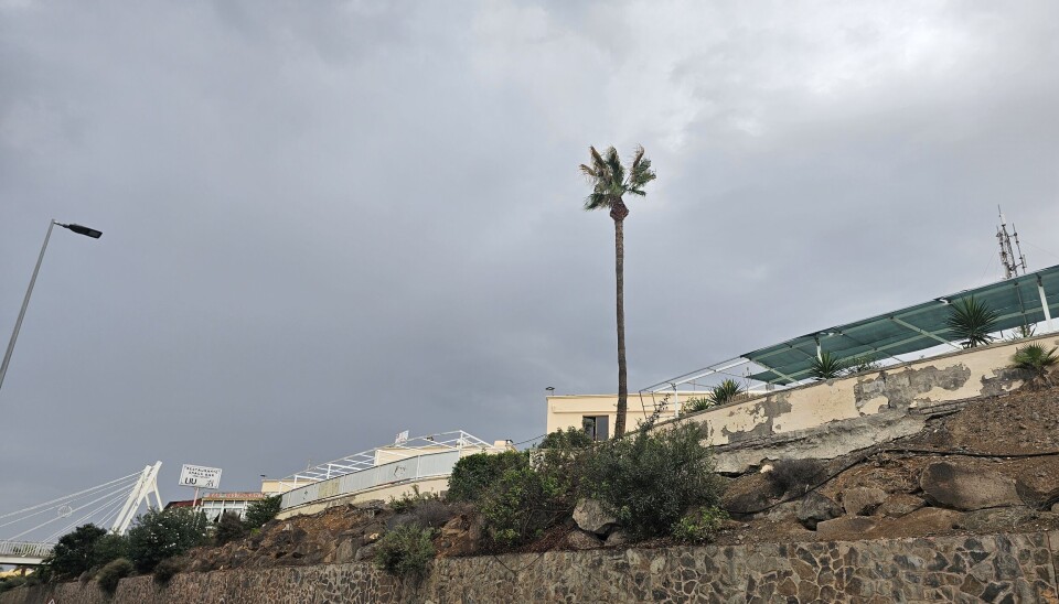 GRÅ HIMMEL: Det skal bli varmere og mer støvete, men denne formiddagen var preget av regn sør på Gran Canaria.
