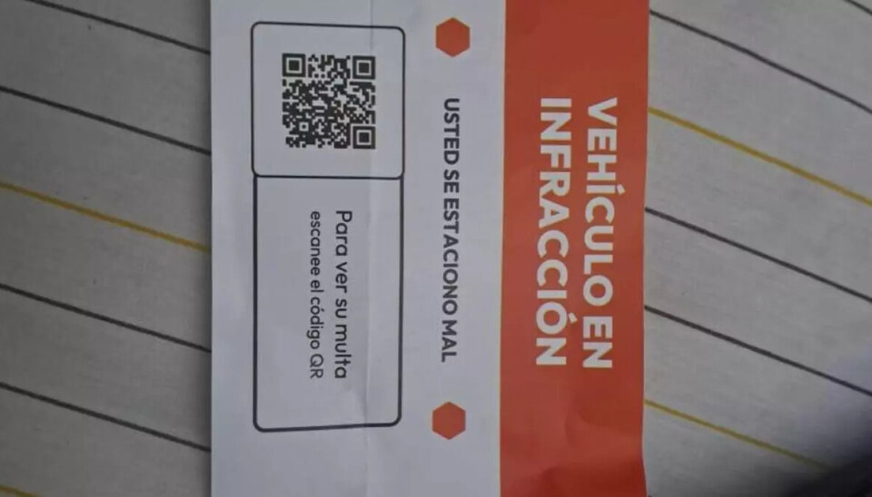 IKKE SKANN KODEN: Politiet er klare i sitt råd om å hverken betale eller scanne koden på slike kort.