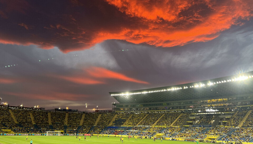 FOTBALLKAMP: Det var en spektakulær himmel som dukket opp underveis i fotballkampen mellom Las Palmas og Mallorca.