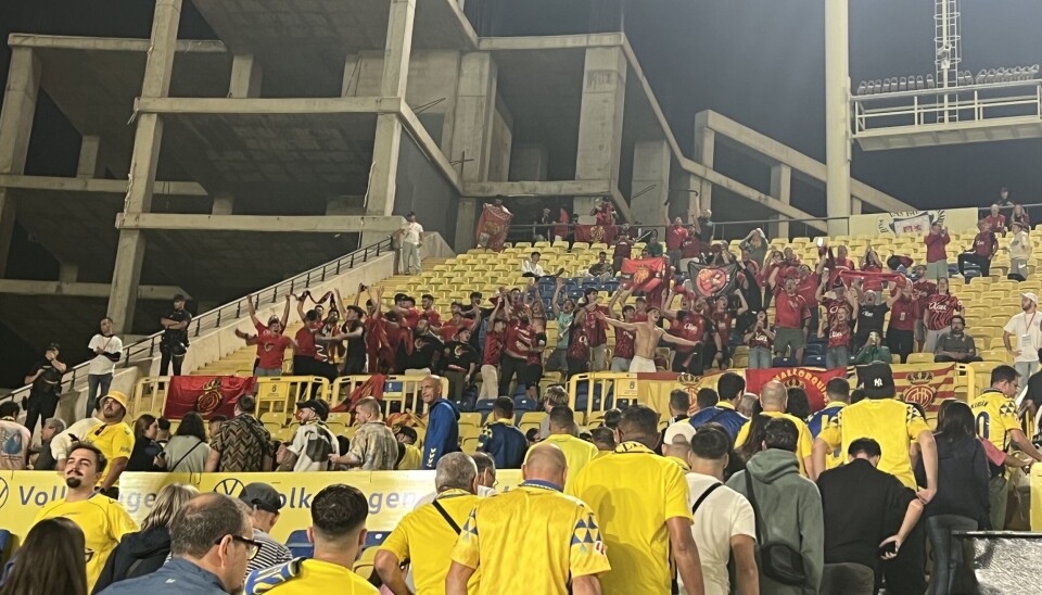 KONTRASTER: Etter kampen feiret Mallorca fansen hemningsløst, mens Las Palmas fansen tuslet skuffet ut av stadion.