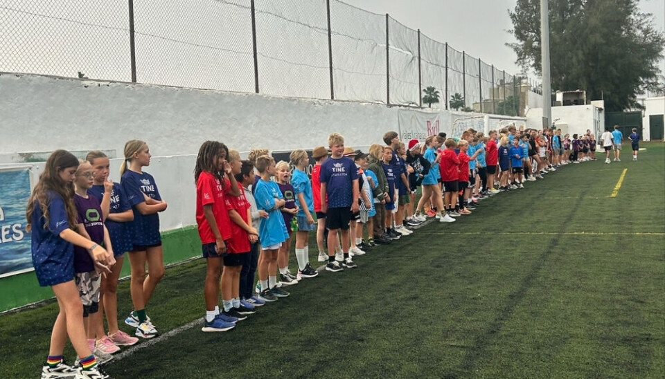 PÅ REKKE OG RAD: Rundt 130 elever fra 4. til 10. klasse på Den norske skolen samlet seg til aktivitetsdag i Arguineguín.