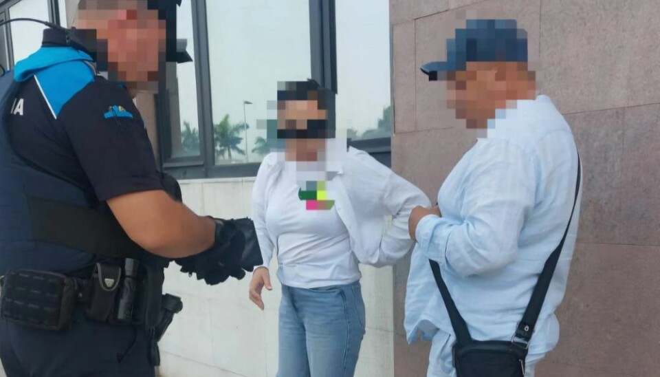 TATT PÅ FERSKEN: Her blir de to tyvene konfrontert av havnepolitiet.