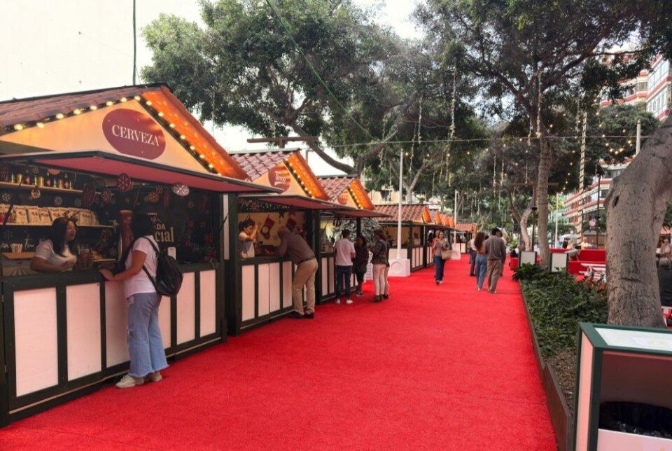 Julemarkedet har boder med julegodsaker på rekke og rad. Her finner du alt fra julepynt til håndlagde produkter og søtsaker.