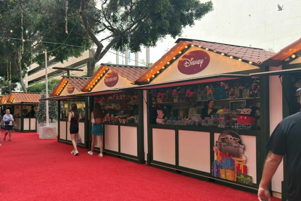 Julemarkedet har boder med julegodsaker på rekke og rad. Her finner du alt fra julepynt til håndlagde produkter og søtsaker.