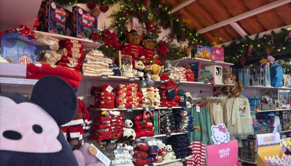 Julemarkedet har boder med julegodsaker på rekke og rad. Her finner du alt fra julepynt til håndlagde produkter og søtsaker. Julemarkedet har boder med julegodsaker på rekke og rad. Her finner du alt fra julepynt til håndlagde produkter og søtsaker.