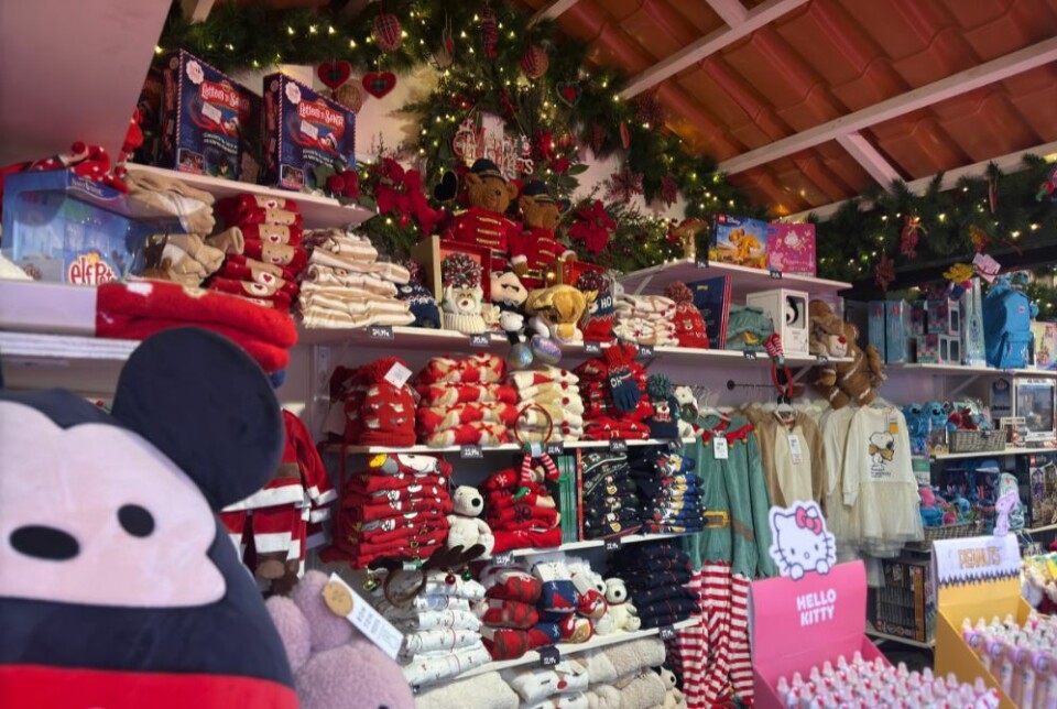 Julemarkedet har boder med julegodsaker på rekke og rad. Her finner du alt fra julepynt til håndlagde produkter og søtsaker.