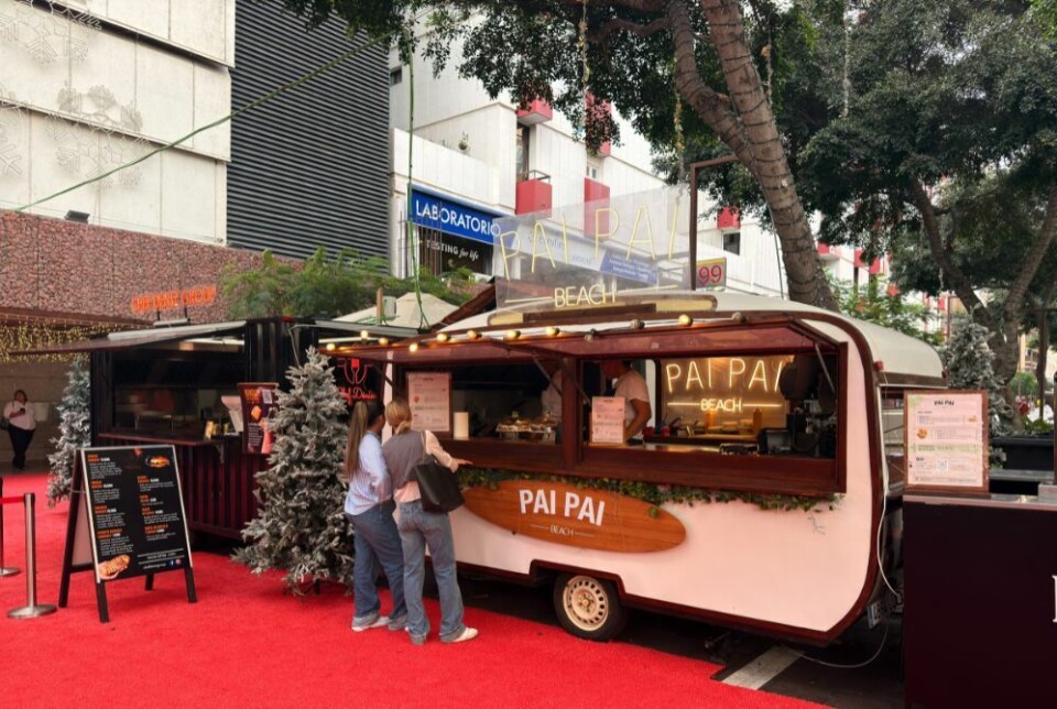 Julemarkedet har boder med julegodsaker på rekke og rad. Her finner du alt fra julepynt til håndlagde produkter og søtsaker.