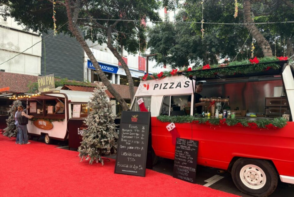 Julemarkedet har boder med julegodsaker på rekke og rad. Her finner du alt fra julepynt til håndlagde produkter og søtsaker.