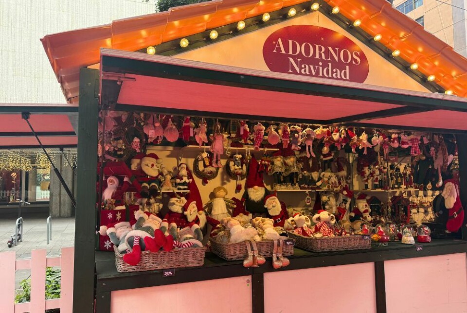 Julemarkedet har boder med julegodsaker på rekke og rad. Her finner du alt fra julepynt til håndlagde produkter og søtsaker.