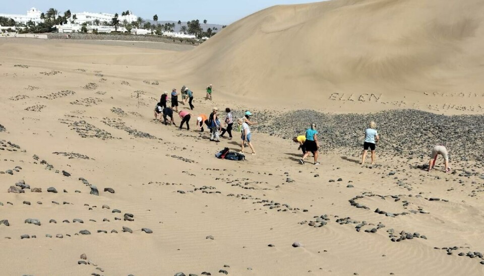 Her går turister løs på steinene i sanda. Det er forbudt og skadelig, advarer øyrådet på Gran Canaria.