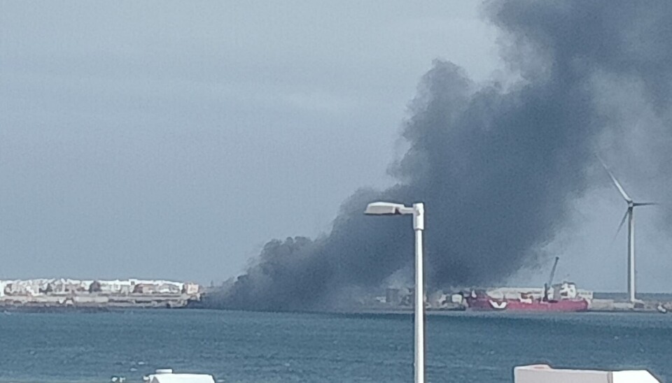 BRANT: Et skip tok fyr i Arinaga på Gran Canaria denne uka.