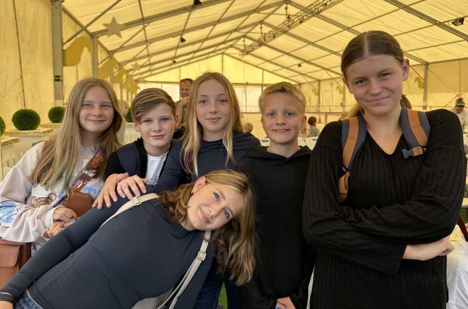 Sjuendeklassingene var gira på både skøyter og for å komme på forsiden av Canariavisen. Emma, Josefine, Leander, Eline, Majkare og William er alle elever på Den norske skolen på Gran Canaria.
