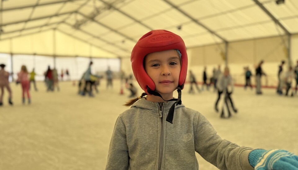 Også de minste fikk storkose seg på isen. Lotta (5) klarte seg bra!