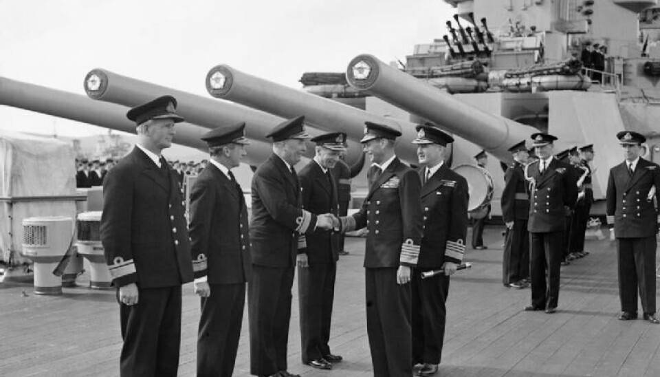 Kong George VI hilser på flaggoffiserene til om bord på flaggskipet HMS Duke of York. Fra venstre: kontreadmiral Glennie, kontreadmiral Hamilton, kontreadmiral Burnett, viseadmiral Sir Henry R. Moore, Kong George VI Admiral Sir Bruce Fraser.