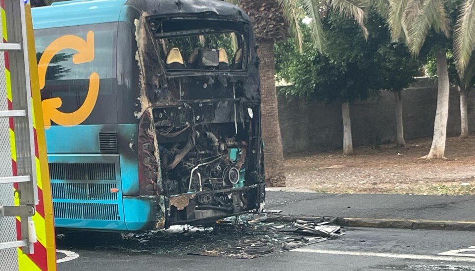 Bilde av bussen etter brannen.