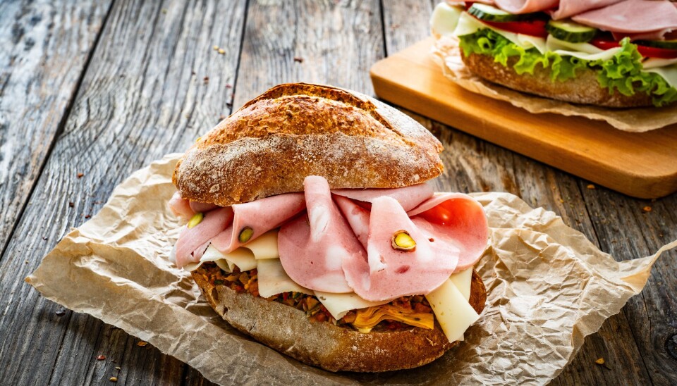 Mortadella-sandwich med pistasjnøtter og ost.