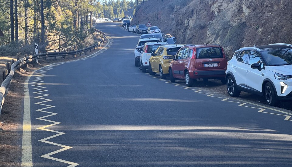 MIDLERTIDIG LØSNING: For øyeblikket står biler parkert langs veikanten.