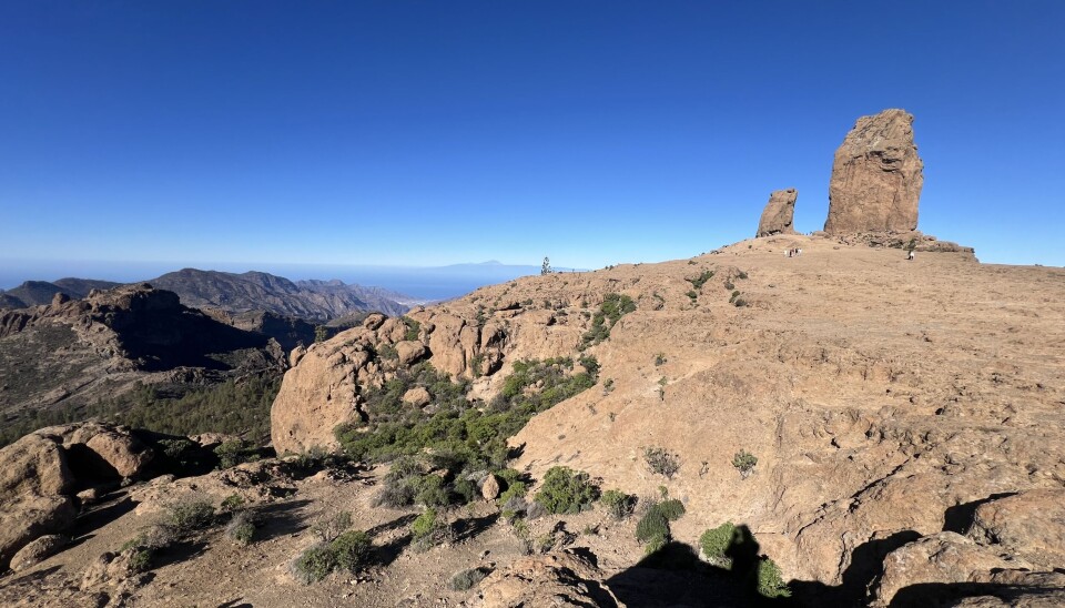 I det fjerne kan man glimte fjellet Teide som er Kanariøyenes høyeste fjell med sine 3718 meter over bakken.