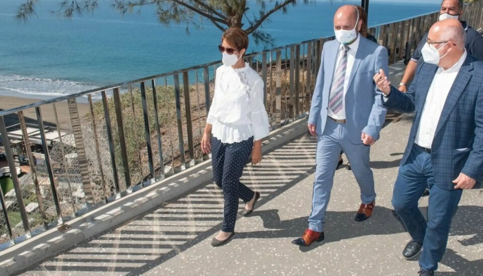 Ordfører Onalia Bueno viste stolt frem det nye rekkverket under pandemien. Nå må både det og muren ut mot veien byttes ut, ifølge kommunen.