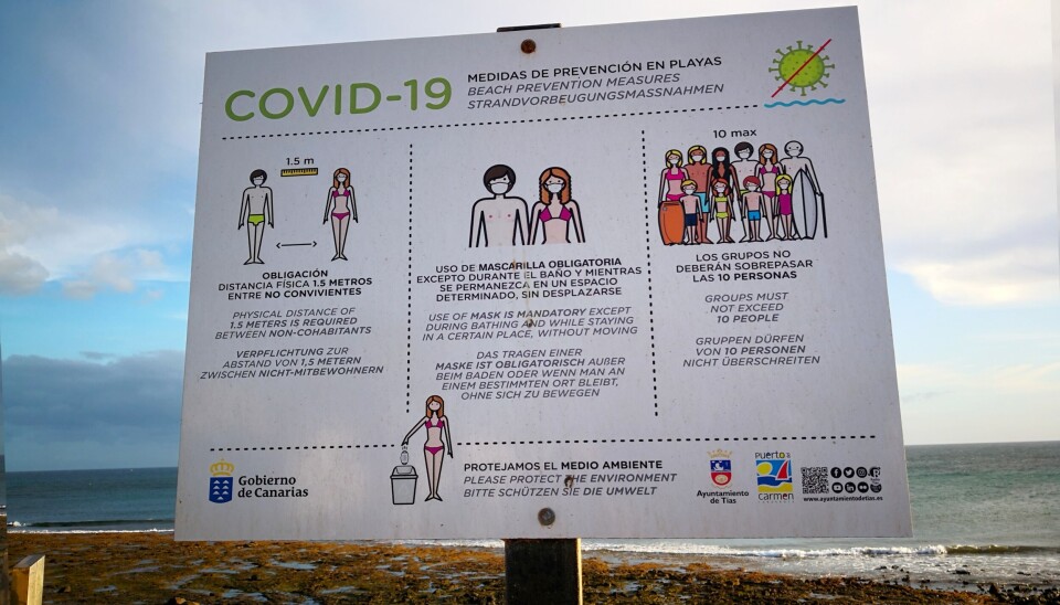Det ble satt opp informasjonsskilter om Covid flere steder. Her fra Puerto del Carmen.