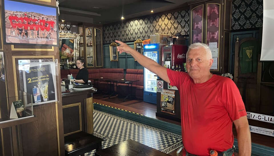 BEVISET: Lidvar Lillebø viser frem bilde på veggen til den irske baren fra Turgjengens tur nummer 150. Det ble også frokost nummer 150 hos Durty Nelly.