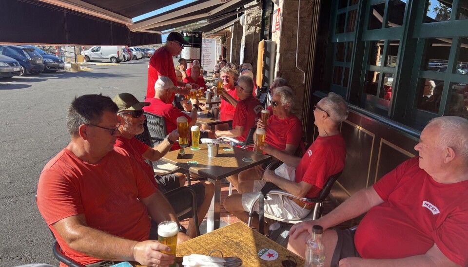 PÅ PLASS: Turgruppa er vel fremme på Durty Nelly, har fått sin første pils og venter på at maten skal bli servert.