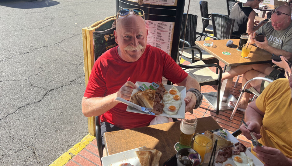 FORNØYD: Den faste frokosten med en øl ved siden av er servert.