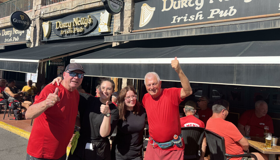 GOD KJEMI: John Petter Aambakk og Lidvar Lillebø sammen med to ansatte på Durty Nelly.