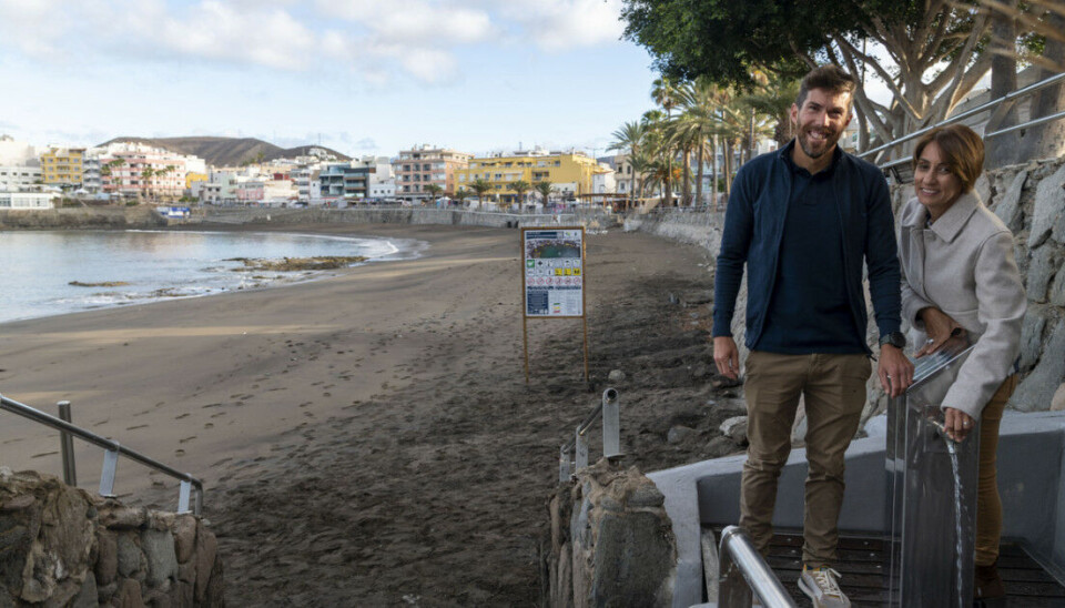 Ordfører Onalia Bueno og strandråd Willy García var til stede for å markere oppstarten av det nye systemet på Las Marañuelas.