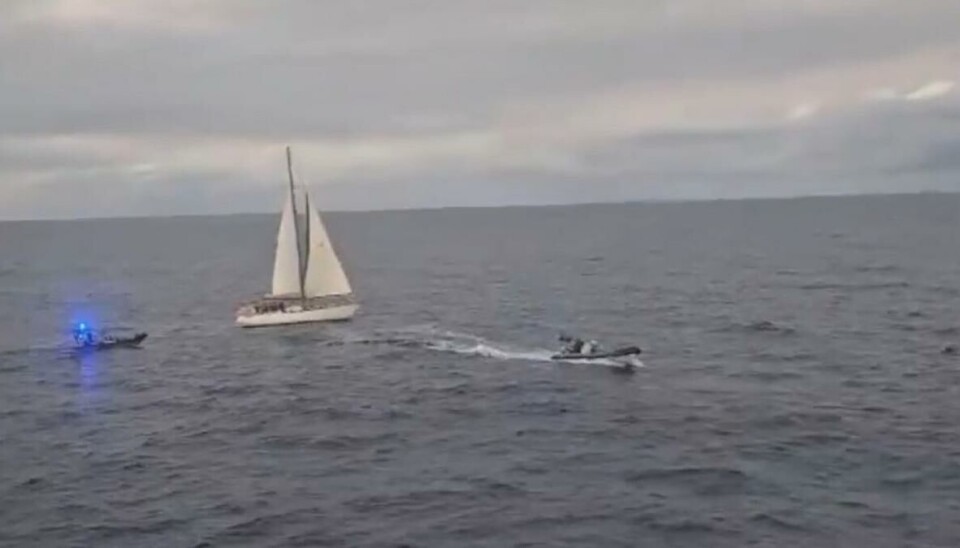 Her stoppes seilbåten i internasjonalt farvann, på vei til Kanariøyene.