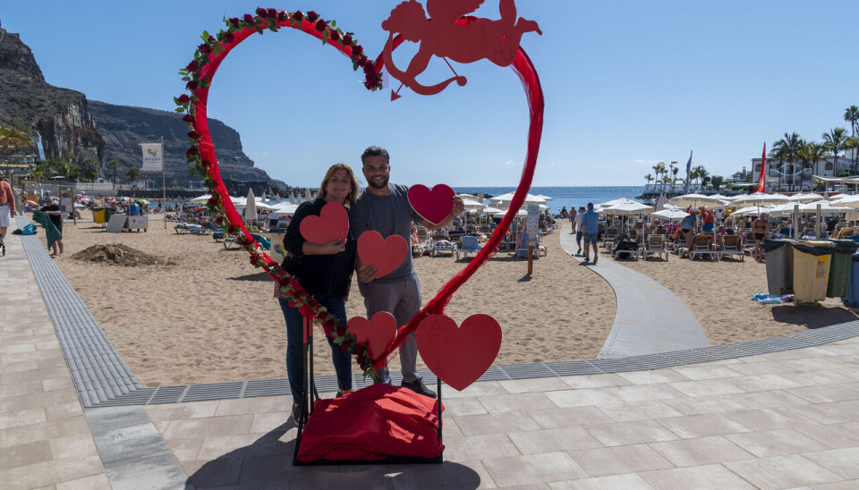 Rådmann Josué Hernández og rådskvinne Minerva Oliva ved fotoveggen på Playa de Mogán.