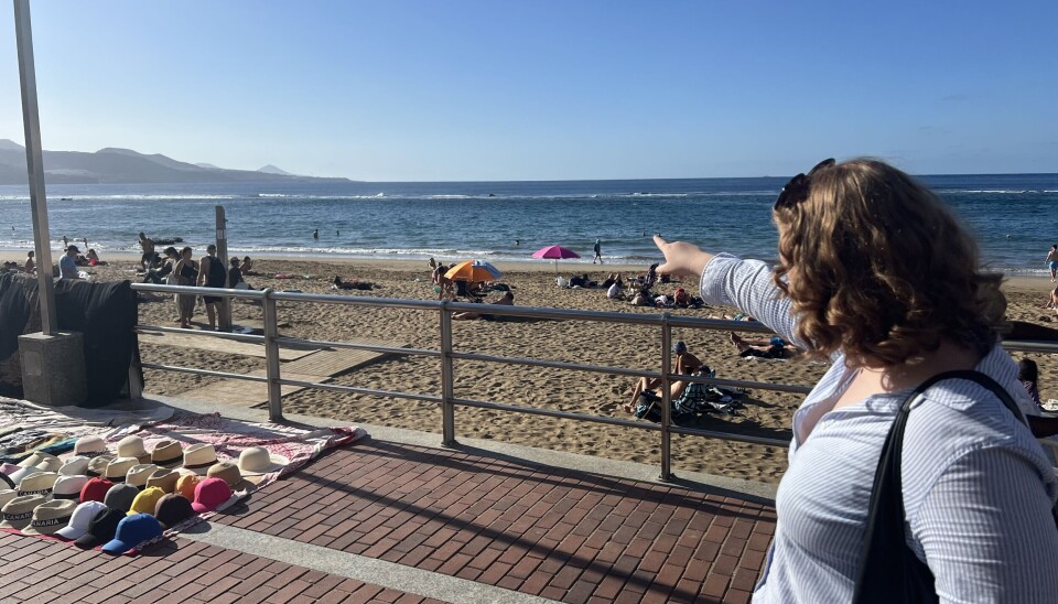 TENERIFE: Fra strandpromenaden i Las Palmas kan man så vidt skimte Spanias høyeste fjell Teide som ligger på Tenerife. Fjellet er 3715 meter over havet.