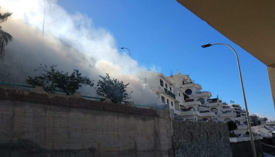 MYE RØYK: Det brenner på en balkong i Puerto Rico.