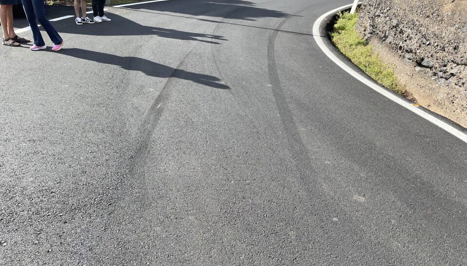20 METER: Bremsesporene i veien viser at bilen som kjørte inn i Lerøy sin, hadde høy hastighet i svingen.